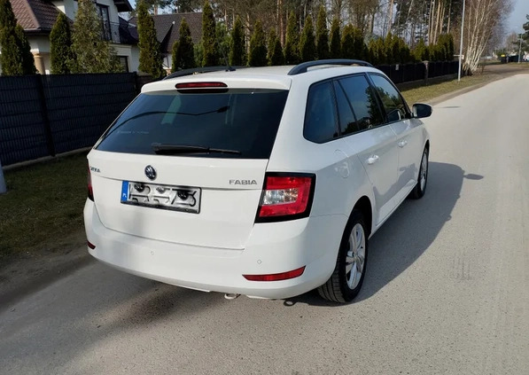 Skoda Fabia cena 23900 przebieg: 199000, rok produkcji 2019 z Oświęcim małe 154